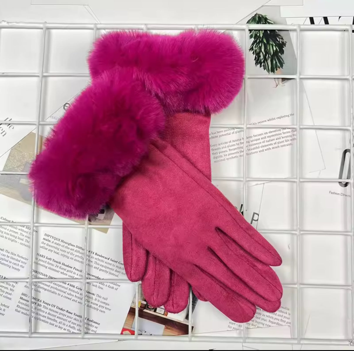Plush Glove with Faux Fur in Hot Pink