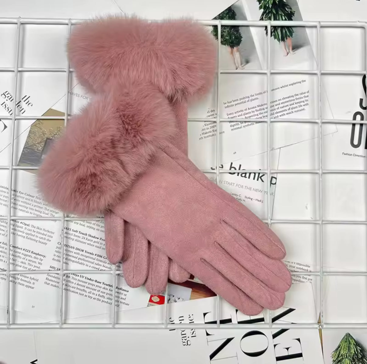 Plush Glove with Faux Fur in Baby Pink